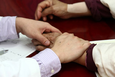 노원자생한방병원 자생치료의 특징-환자 손을 잡아 건강상태를 체크 하고 있는 의사의 모습