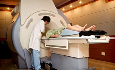 노원자생한방병원 자생치료의 특징-MRI 검사하는 환자와 의사의 모습
